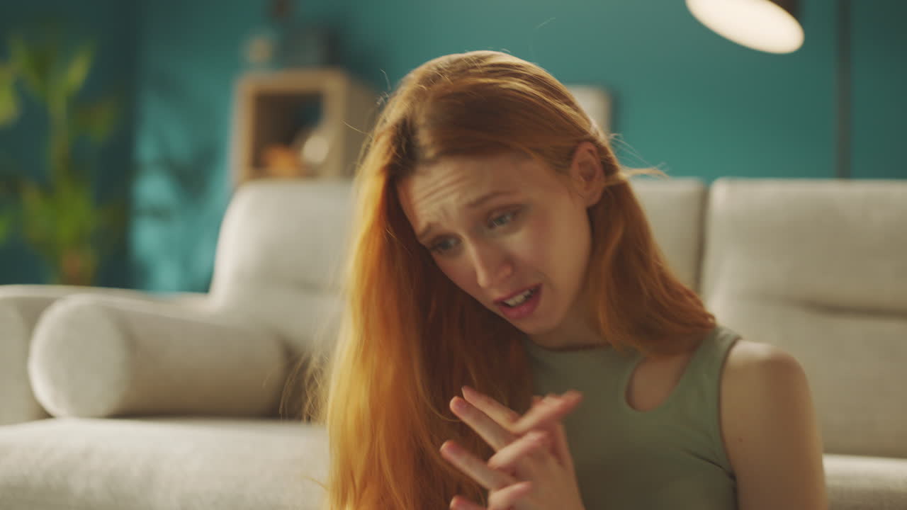 mujer en videoconferencia