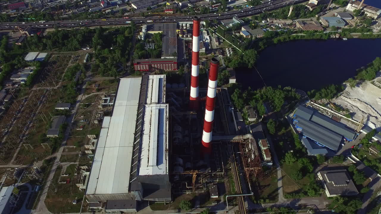 vista de drones de chimeneas industriales en el área de la central hidroeléctrica en la ciudad moderna