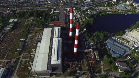 Drohnenansicht-Von-Industrieschornsteinen-Auf-Dem-Wasserkraftwerksgelände-In-Der-Modernen-Stadt