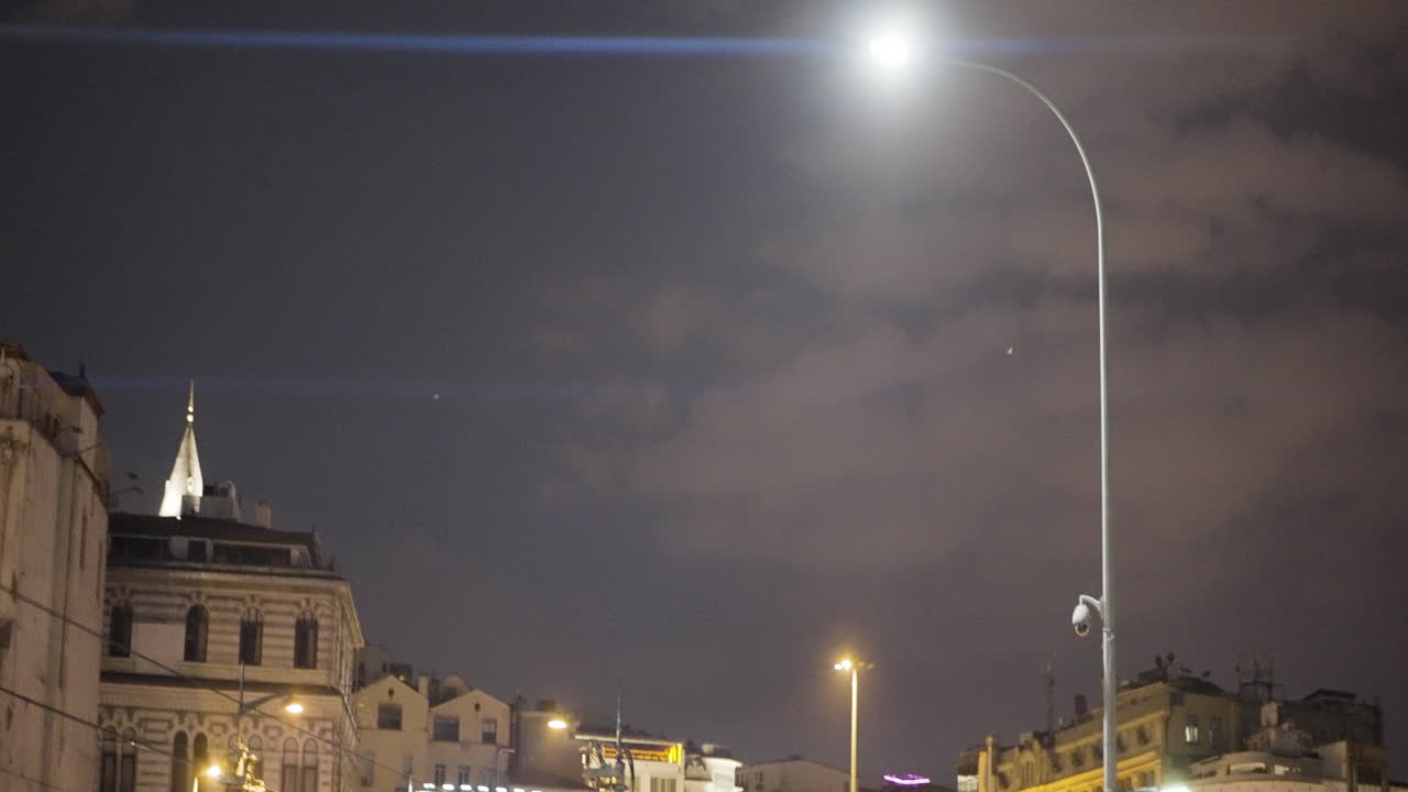 vista nocturna de la calle de la ciudad con un poste de luz