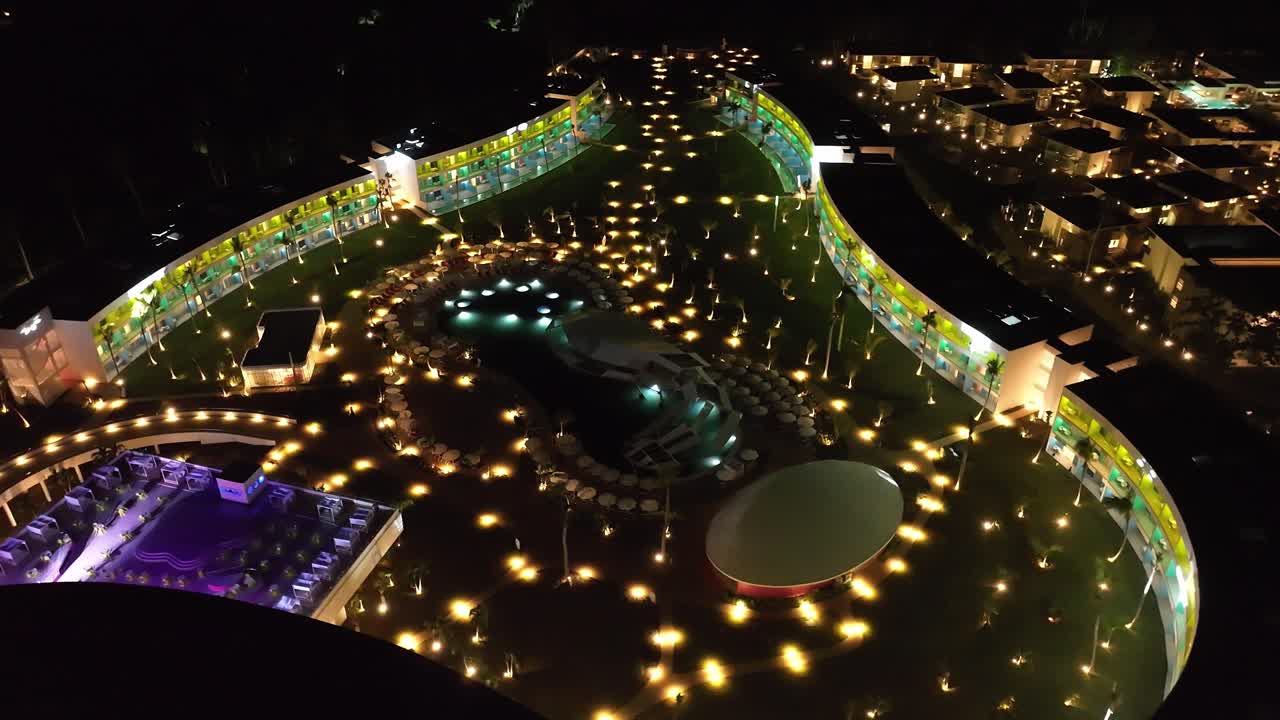 도미니카 공화국에서 밤에 불빛으로 밝혀진 유혹 미체스 리조트의 공중 전망 - 드론 샷