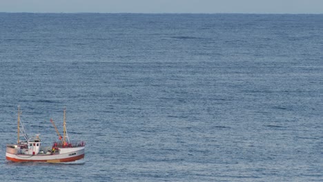 Pequeño-Barco-De-Pesca-Navegando-En-Un-Mar-Abierto-Del-Norte-De-Noruega,-Cámara-Lenta-De-60-Fps