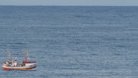 pequeño barco de pesca navegando en un mar abierto del norte de noruega, cámara lenta de 60 fps