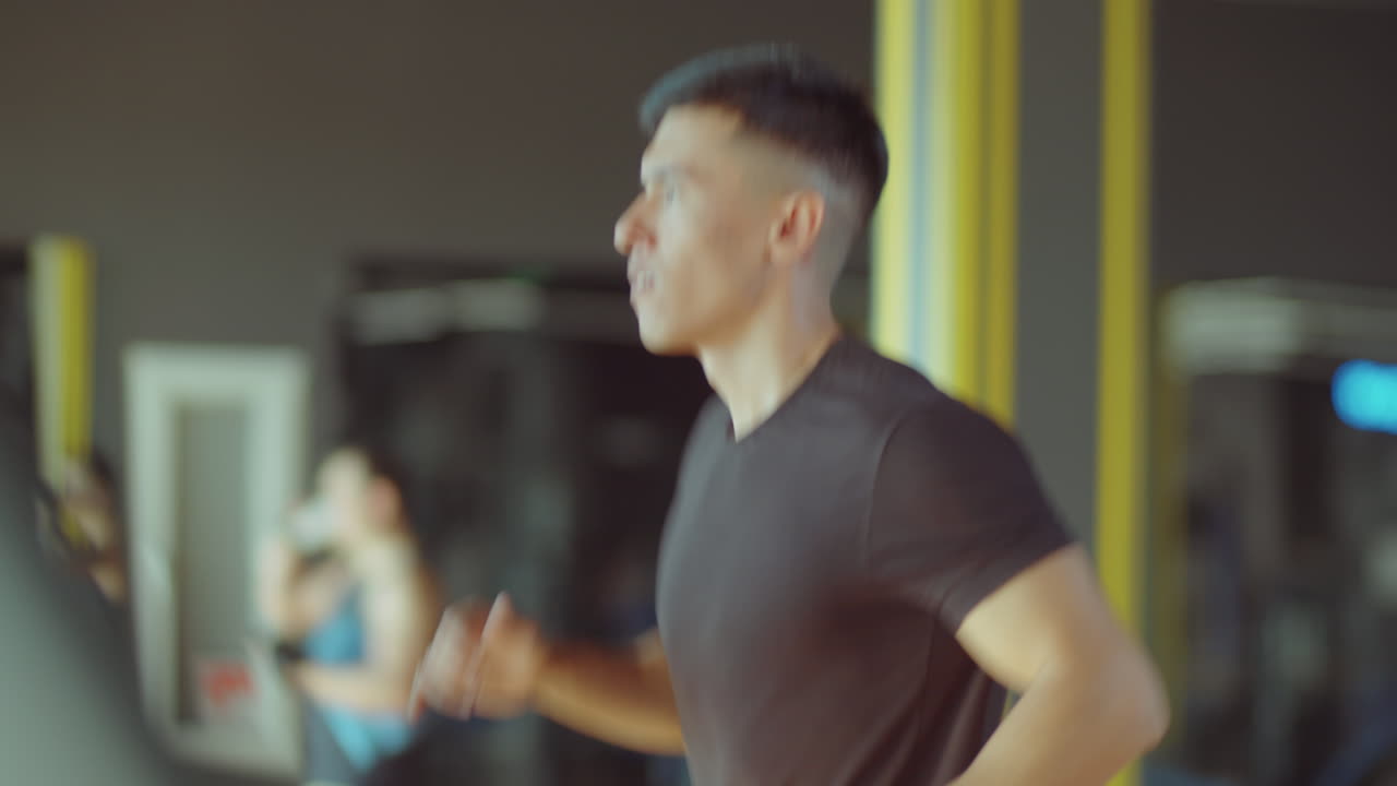 체육관 에서 트레드밀 을 달리는 스포츠 남자