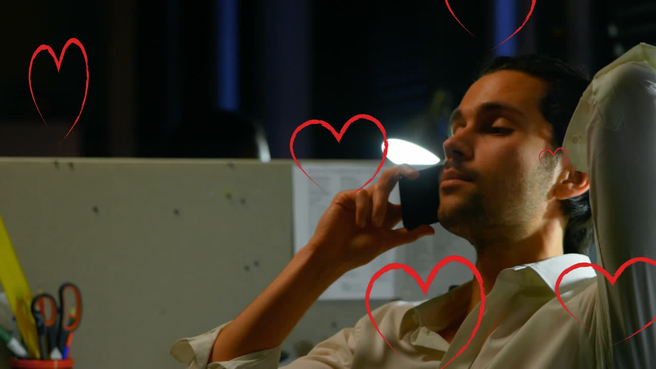 animación de corazones caídos sobre hombres de negocios caucásicos usando el teléfono