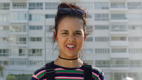 retrato de una mujer de moda feliz riendo