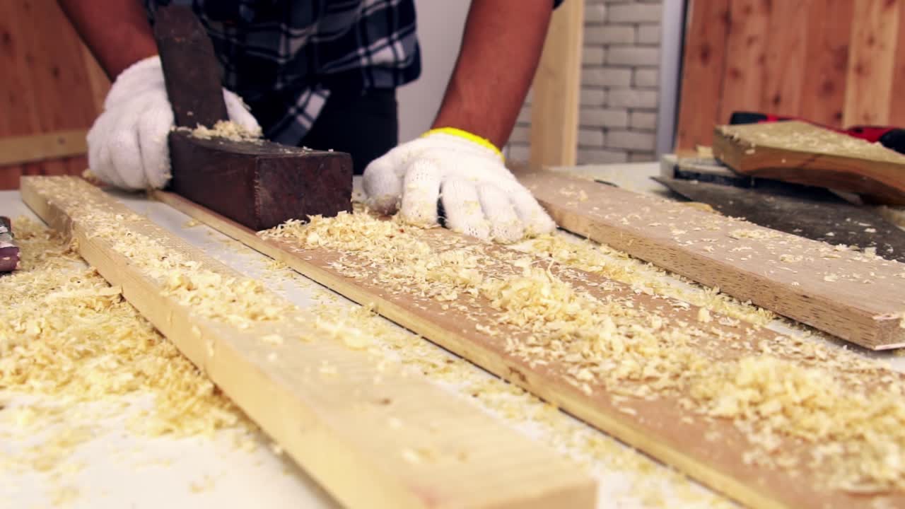 carpintero que trabaja en artesanías de madera en el taller