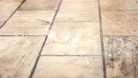 gotas de lluvia en cámara lenta cayendo en una cámara de piedra rosada blanca 4k a 240 fps