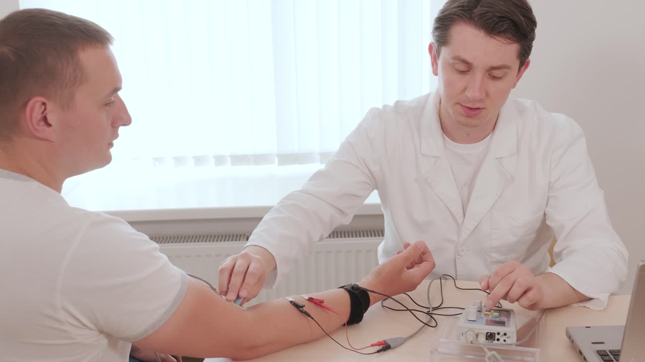 Test dei nervi del paziente mediante elettromiografia presso il centro medico