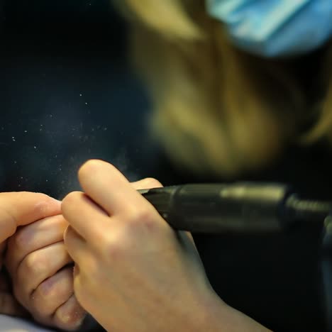 proceso de manicura en un salón de belleza
