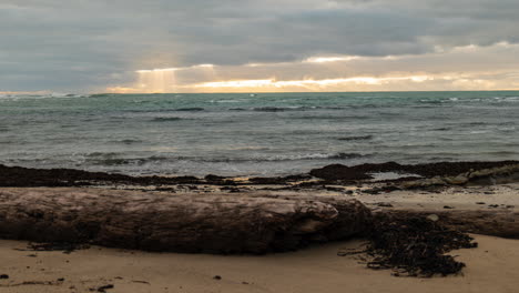 Ein-Faszinierender-Zeitraffer-Von-Sonnenstrahlen,-Die-In-Einer-Fesselnden-Totalaufnahme-Durch-Die-Wolken-Am-Strand-Dringen