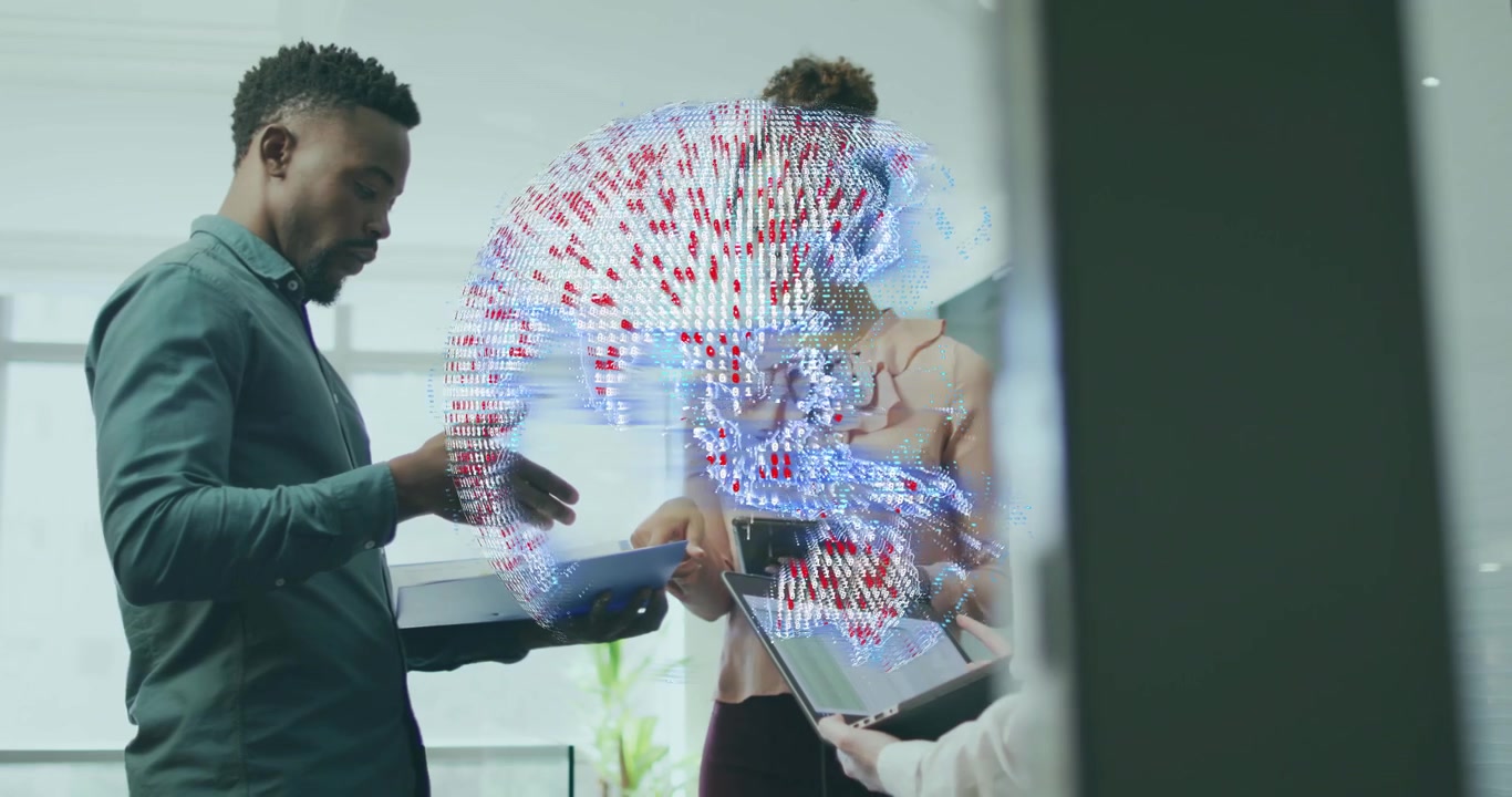 Et team på tre trykker på en tablet og udveksler data med en roterende 3D-globus under en teknologipræsentation.