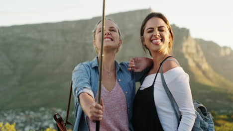 dos mejores amigas tomando una selfie usando