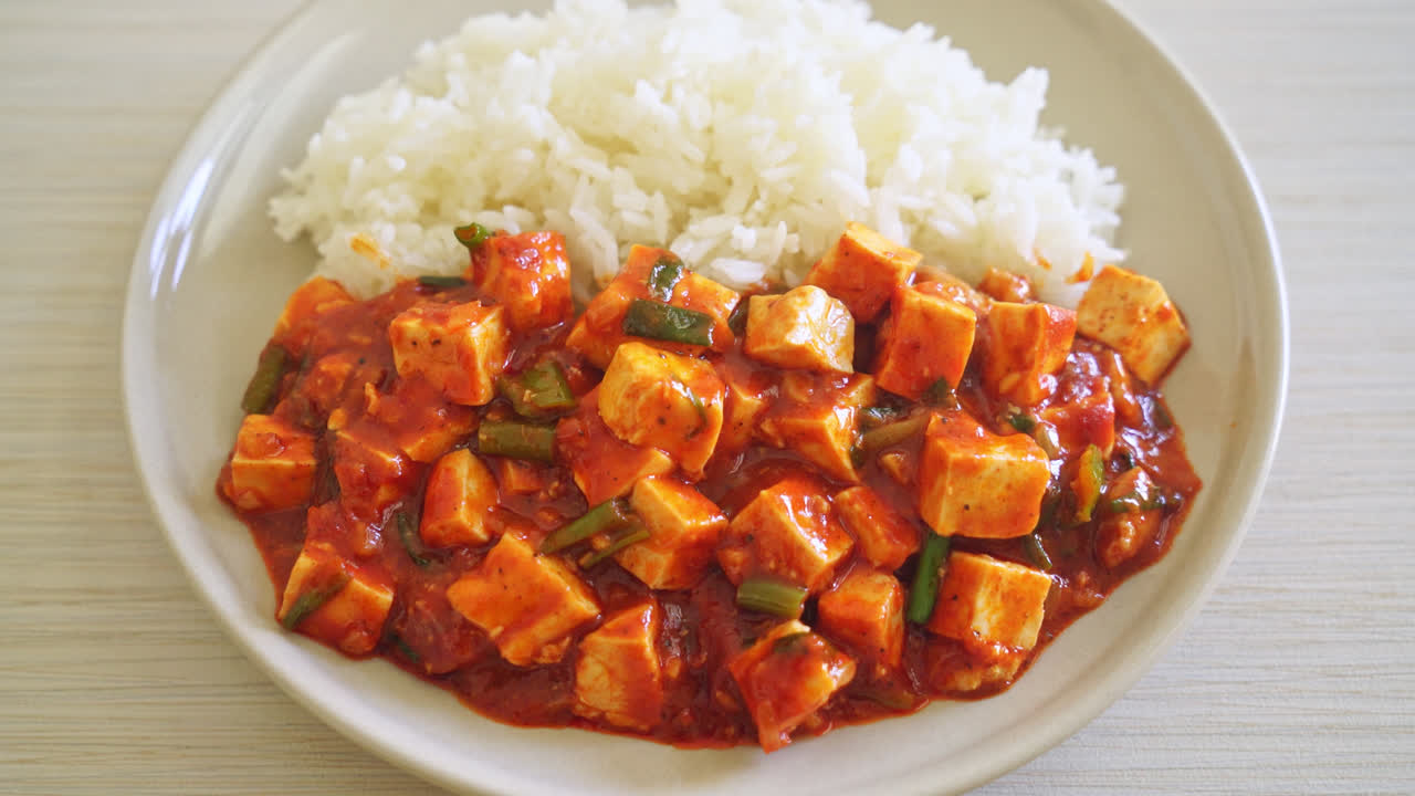 mapo tofu - el plato tradicional de sichuan de tofu sedoso y carne molida, repleto de sabor mala de aceite de chile y granos de pimienta de sichuan - estilo de comida asiática