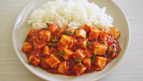 Mapo-Tofu---El-Plato-Tradicional-De-Sichuan-De-Tofu-Sedoso-Y-Carne-Molida,-Repleto-De-Sabor-Mala-De-Aceite-De-Chile-Y-Granos-De-Pimienta-De-Sichuan---Estilo-De-Comida-Asiática