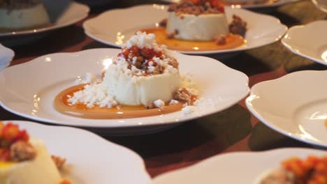 Pastelería-Decorando-Postres-Con-Chocolate-Blanco