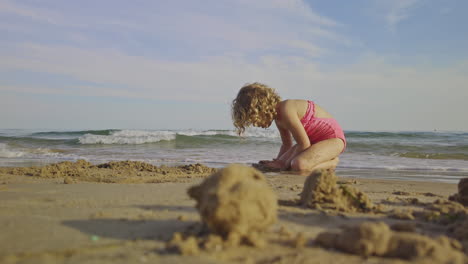 Kleines-Mädchen-Spielt-Am-Meer-Am-Strand