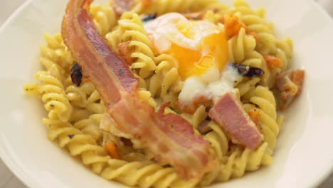 Carbonara-Fusilli-Pasta-Tocino-Picante---Estilo-De-Comida-Italiana