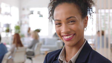 Liderazgo,-Rostro-Y-Mujer-Negra-De-Negocios.