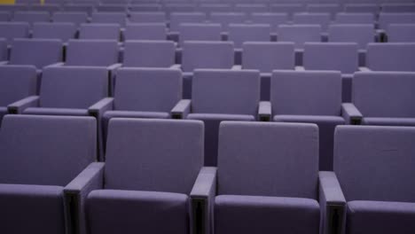 panorámica sobre asientos vacíos en un pequeño auditorio o teatro