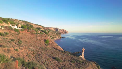 Antena-Moviéndose-Diagonalmente-Para-Revelar-La-Costa-De-Nerja,-Andalucía,-España