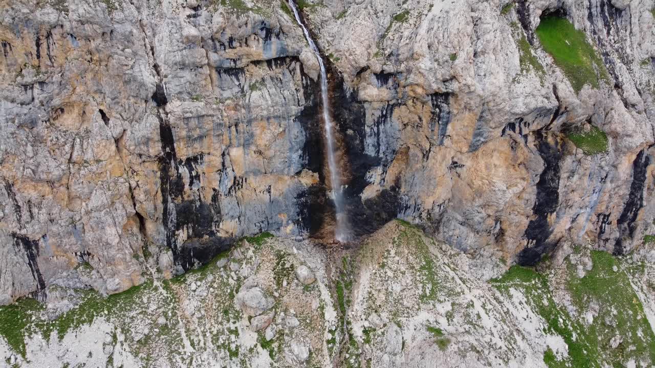 vuelo aéreo de drones sobre majestuosos picos de las montañas dolomitas, italia