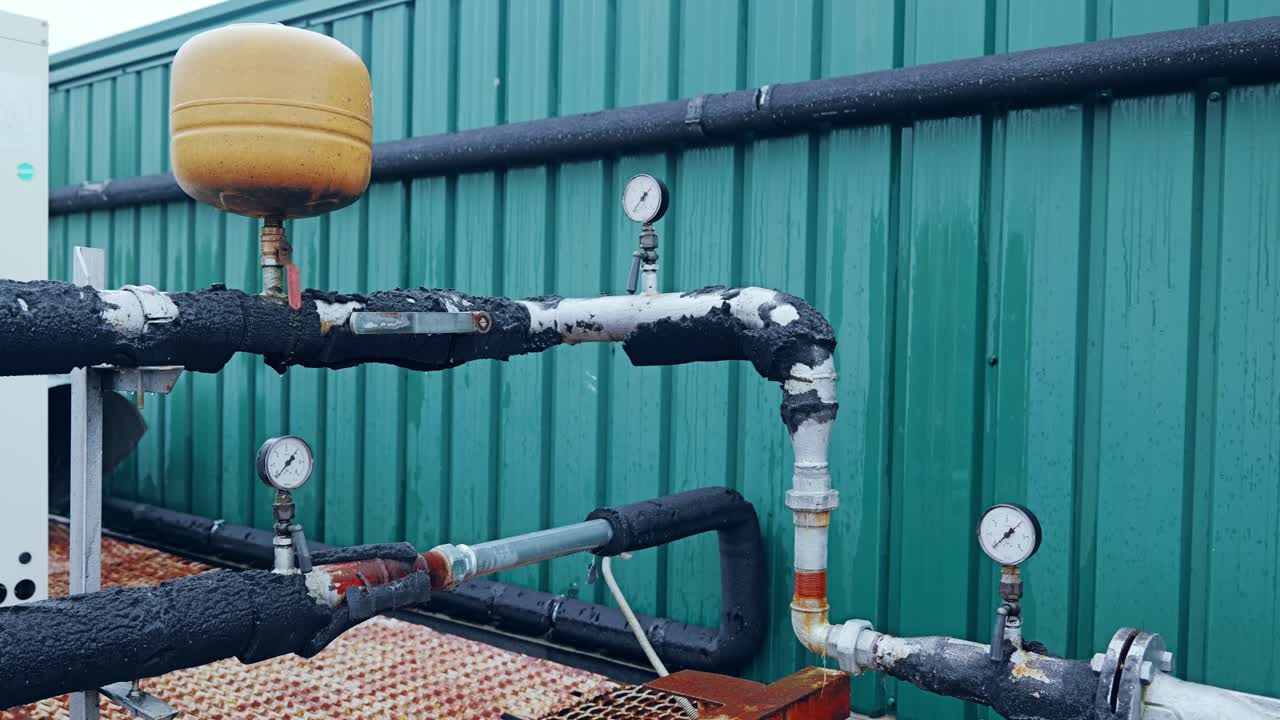 Industrial heat transfer system, insulated pipelines pressure control
