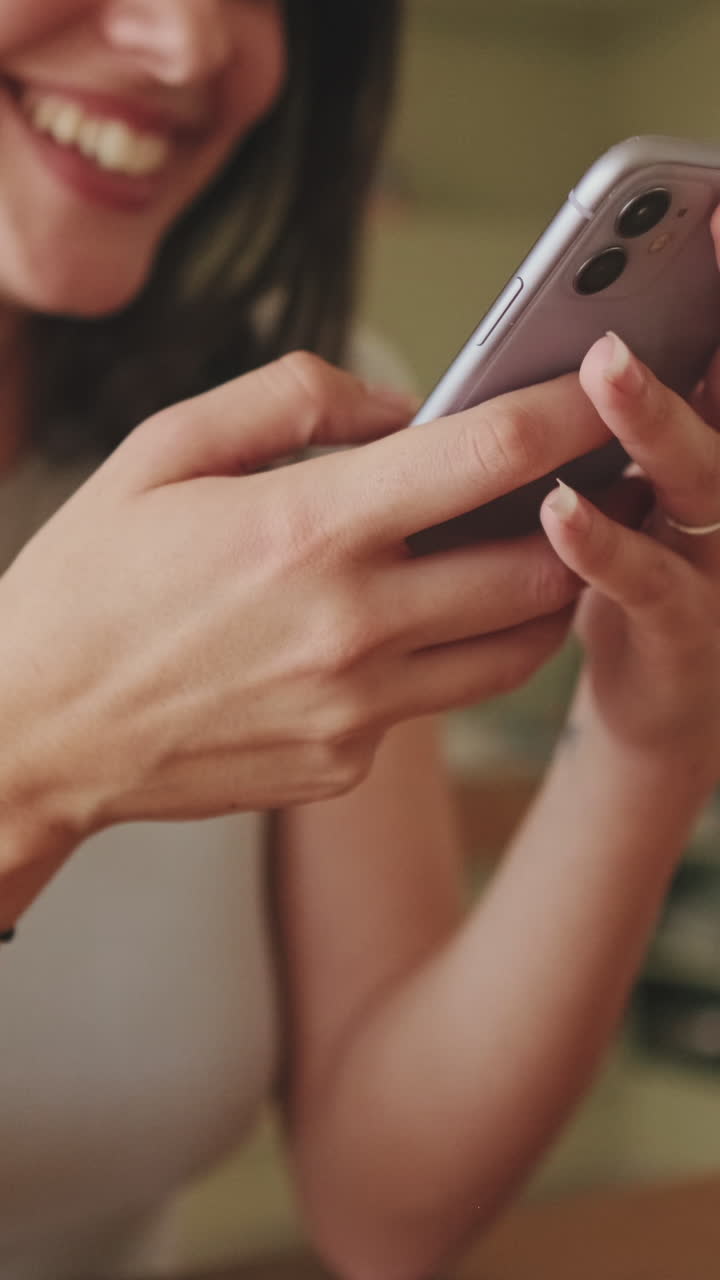 Donna che usa uno smartphone