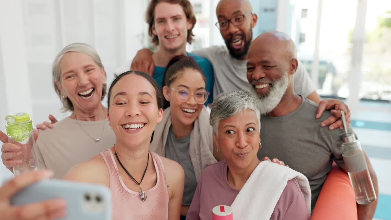 amigos de yoga, selfie y feliz en el gimnasio para el fitness