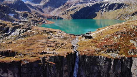 Tranquilo-Lago-Weisssee-Y-La-Cascada-En-El-Escarpado-Cañón-En-Salzburgo,-Austria