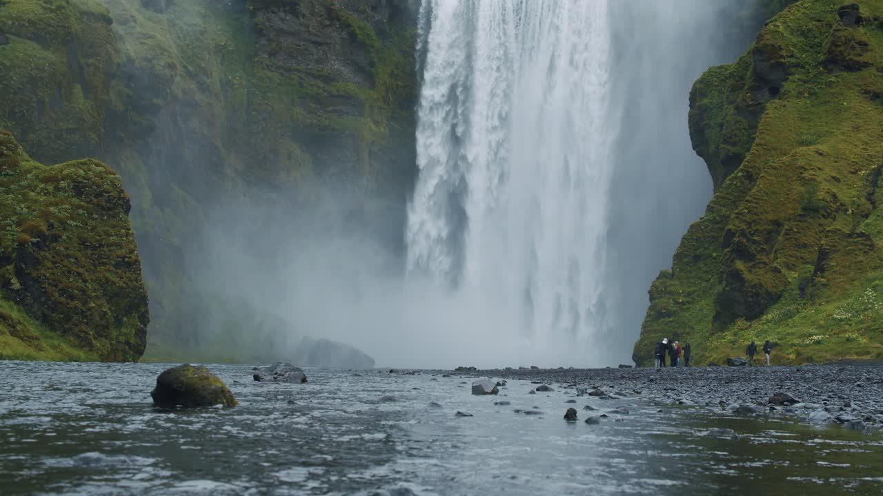 가장 유명한 스코가포스 폭포와 강 반사, 아이슬란드