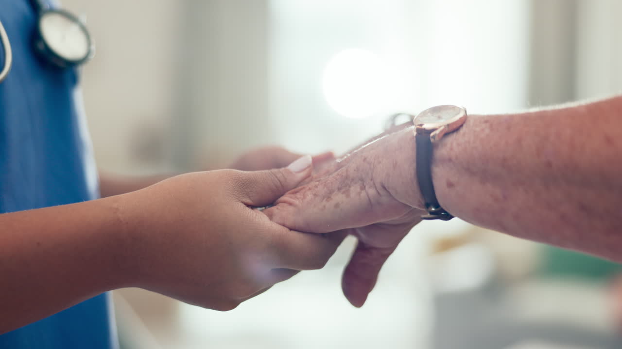 enfermera, cogida de la mano y paciente mayor
