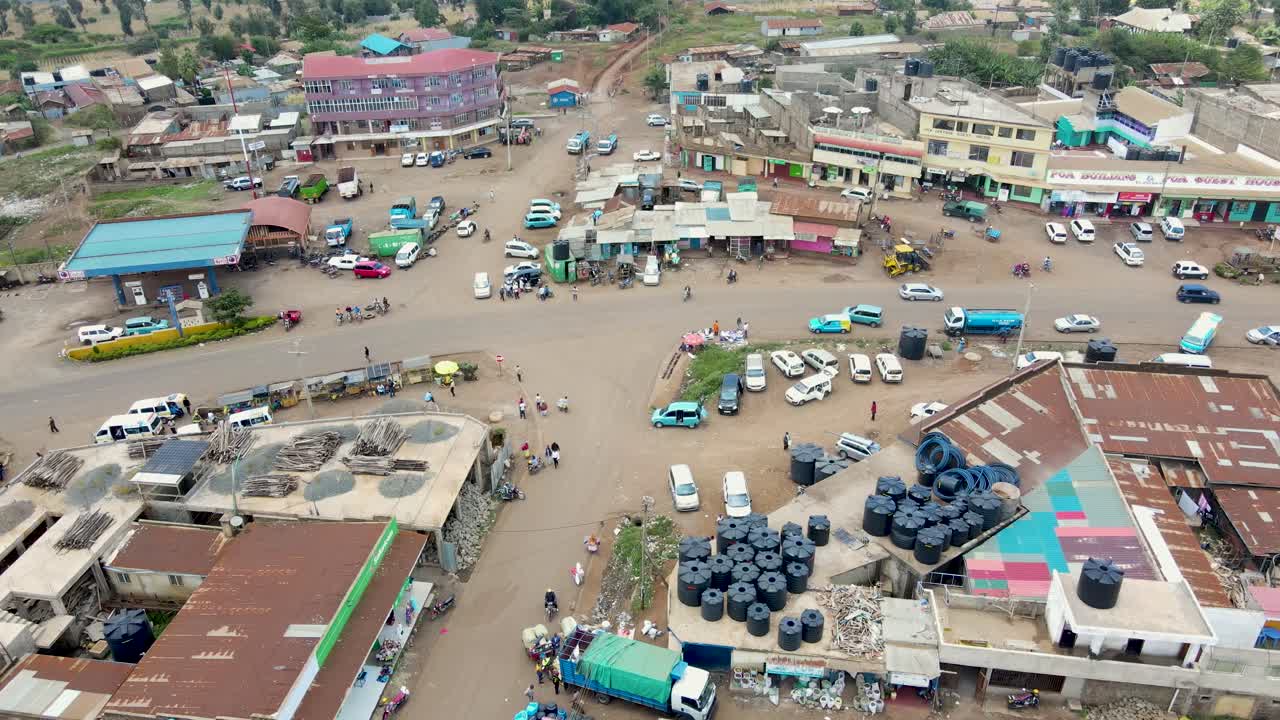 케냐의 로이토키톡 마을과 킬리만자로 산의 공중 드론 뷰 노천 시장 - 케냐의 시골 마을