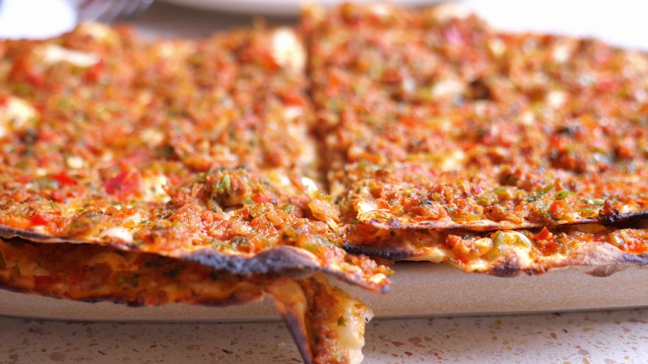 Primo piano di focaccia Lahmacun tradizionale turca su un piatto da portata