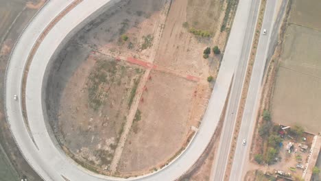 vista de pájaro del paso elevado con curvas en la provincia de punjab