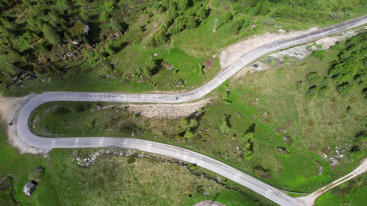 сверху вниз вид на пассо-джау в доломитных горах с опасным резким изгибом