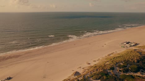 vista aérea ascendente de la playa de kijkduin, la haya