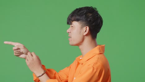 오렌지색 스웨터를 입은 남자가 가리키고