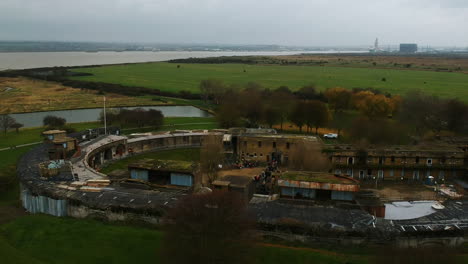 Volando-Lejos-Del-Histórico-Fuerte-Coalhouse-En-Essex,-Inglaterra