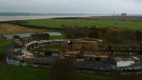 volando lejos del histórico fuerte coalhouse en essex, inglaterra