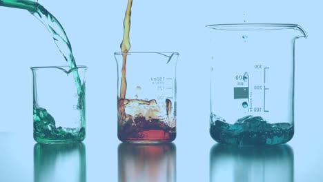 animación de hexágonos verdes sobre reactivos que se vierten en vasos de laboratorio sobre un fondo azul