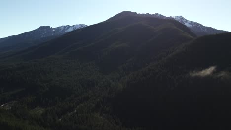 Bellas-Y-Lentas-Imágenes-De-Drones-Del-Parque-Nacional-Olímpico-En-Port-Angeles,-Washington-4