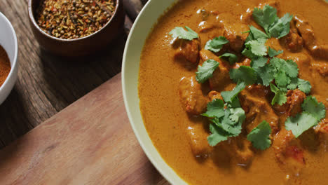 Video-De-Curry-Recién-Preparado-En-Un-Tazón-A-Bordo-Sobre-Una-Superficie-De-Madera