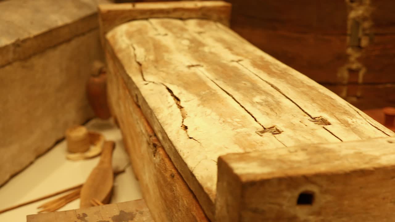 vista detallada de un antiguo sarcófago egipcio