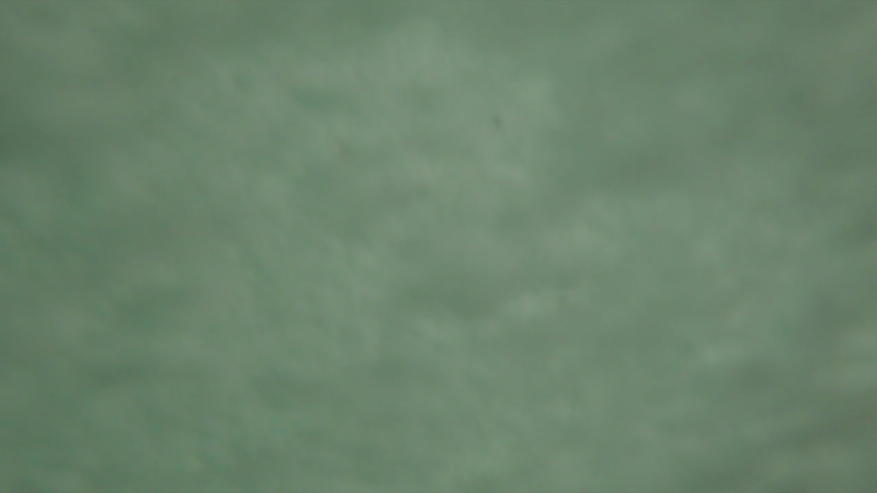 슬로우 모션으로 일몰에 충돌하고 렌즈를 덮는 큰 파도