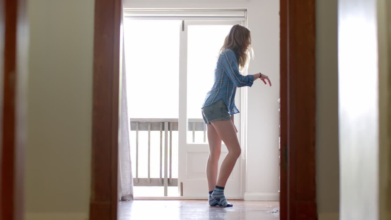 행복한 백인 여성이 집에서 놀고 춤을 추고, 느린 동작
