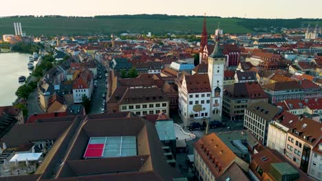 video de dron aéreo de 4k del puente del río principal en el centro de würzburg, alemania