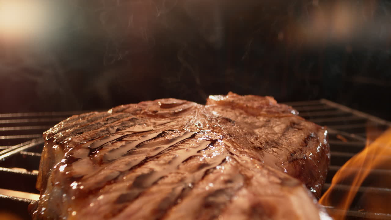 bistec a la parrilla en una barbacoa