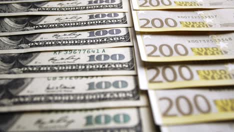 immagini di banconote in contanti dell'unione europea e degli stati uniti d'america. banconote in denominazioni di 200 euro e 100 dollari.