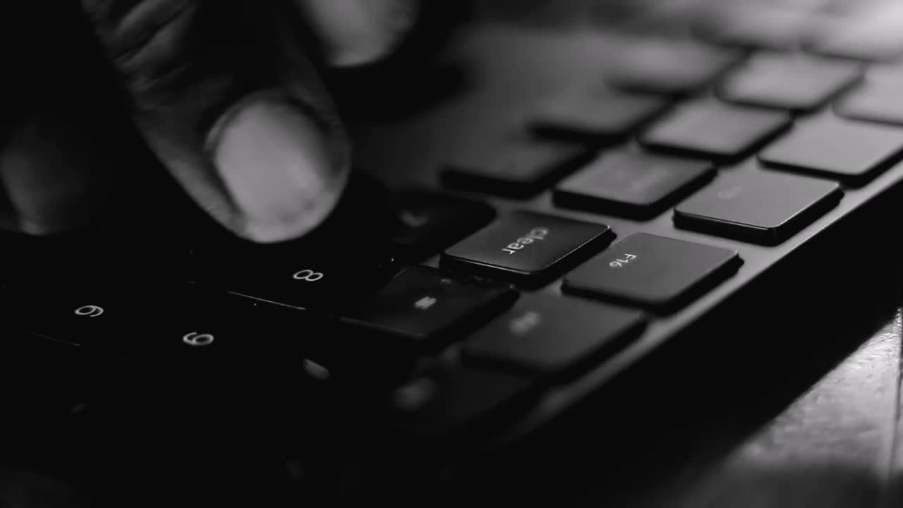 손으로 타이핑하는 노트북 키보드 홈 오피스에서 집에서 일하는 스 ⁇  비디오 스 ⁇  영상